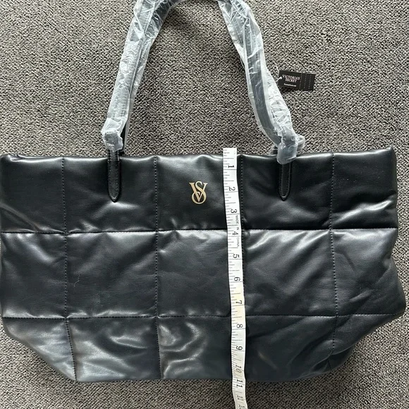 Victoria’s Secret bag new with tags . - Picture 1 of 3